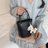 Bolsa de Design Retro de Nicho para Mulheres 2026 Nova Textura de Alto Padrão Versátil Bolsa Transversal Cor Pura Bolsa de Mão Estilo Balde