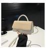 2025 Moda Casual Um Ombro Crossbody Casual Estilo Ocidental Trendy Cor Sólida Textura Bolsa Feminina Emendado Pequeno Quadrado Novo Estilo