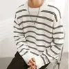 Suéter de estilo coreano, de alta gama, minimalista y versátil para hombre, con un corte moderno, relajado y holgado, diseño a rayas, cuello redondo y mangas largas.