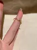 Anel fino de trevo de quatro folhas com diamantes cintilantes estilo coreano, cor dourada, luxo leve, anel de zircônia compacto, versátil para uso diário, anel feminino empilhável