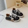 Tênis infantil 2026 primavera e outono novo estilo coreano estrela sola macia sapatos de treino alemães para meninos e meninas sapatos casuais com visual vintage