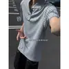 2026 Novo Modelo Camiseta Masculina de Tricô Manga Curta com Gola Polo, Design de Moda Único com Gola Reversível Abotoada e Caimento Regular nos Ombros