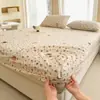 Juego de tres piezas de sábana bajera ajustada de gasa con relieve, protector de colchón de cobertura total, sábana bajera para todas las estaciones, funda a prueba de polvo, antideslizante