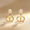 Aretes Metálicos Estilo Chanel Estilo Francés Vintage con Letra Inglesa y Perla Lujo Ligero de Alta Gama Elegantes Moda Tendencia