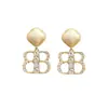 Pendientes Elegantes Franceses de Zirconia con Letra y Perla, Nicho de Lujo Ligero, Moda, Pendientes con Diseño Hueco, Pendientes Exquisitos y Únicos