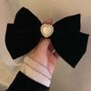 Pinza para el pelo de corazón de perla con lazo, pinza de garra de terciopelo para otoño e invierno para mujer, accesorio para el pelo de pinza superior de estilo francés vintage de alta gama, inspirado en Chanel