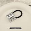 Anillo elástico para el cabello cóncavo-convexo de metal con personalidad de diseño de nicho, cuerda para el cabello de estilo frío que combina con todo, cuerda para la cabeza de temperamento retro europeo y americano.