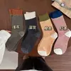 Meias listradas em blocos de cores quentes para outono e inverno, casuais, retrô, versáteis e adequadas para badminton e outros esportes