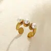 Anel Retro Francês Estilo INS Transfronteiriço Aço Inoxidável Pérola Artificial Borboleta Design Oco Senso de Design Joia Moeda