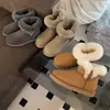 Botas de Neve 2025 Novas Botas Curtas Femininas de Inverno em Pele de Cabra com Pelo Fivela de Chifre Integrada Sapatos de Algodão Sola Grossa Antiderrapante Quente