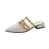 Sapatos com rebites, sandálias de rebite estilo francês, sandálias femininas de verão para uso externo com sola plana, estilo coreano, verniz, bico fino, meia-chinelo