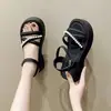 Sandalias estilo hada, versátiles para usar al aire libre, de suela gruesa, antideslizantes, nuevo modelo de verano 2026, ligeras, de suela suave, sandalias deportivas de moda para mujer