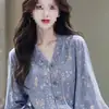 Top de camisa de manga comprida floral azul estilo floresta, requintado e único, com temperamento feminino, estilo francês, design novo, solto e casual, para o início do outono