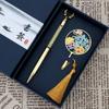 () Caja de Regalo con Marcapáginas Metálico para el Día del Maestro con Texto Grabado Estilo Chino, Presentando el Tema de las Enseñanzas de los Maestros Difundiéndose por el Mundo, Inspirada en los Productos Culturales y Creativos de la Ciudad Prohibida