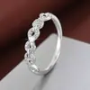 Anillo de Diamantes Pavimentados Entrelazados Estilo Europeo y Americano Oro Rosa Micro-Pavimentado con Diamantes Pequeños Adorno de Anillo para Dedo de Media Luna Venta Directa de Fábrica