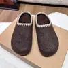 Zapatos de moda 2026 nuevos de otoño e invierno con suela gruesa y punta cerrada con forro de felpa para abrigar, pantuflas peludas para mujer para usar al aire libre