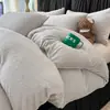 Conjunto de cama de quatro peças simples e elegante em veludo de leite branco-creme, com um design de veludo espesso e estampado, adequado para outono e inverno, incluindo uma capa de edredom e três outras peças