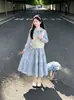 Conjunto coreano de tres piezas para niñas para primavera y otoño, nuevo conjunto de chaleco de punto con cuello de muñeca azul claro y falda larga, estilo dulce para niños mayores