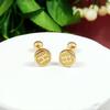 Tornillo de torsión de acero de titanio mini pendiente de hueso de la oreja joyería diseño de nicho femenino sentido de la moda todo-partido negro pendientes de botón con letra H