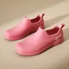 Botas de chuva femininas da moda, perfeitas para uso no trabalho e na cozinha, apresentando sola antiderrapante, material ultrassuave, design de corte baixo e propriedades resistentes a odores. Estas são galochas de chuva para adultos femininas, também adequadas como sapatos casuais.
