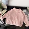 Nova roupa exterior leve e quente para primavera e outono para crianças, confortável e versátil, adequada para meninos e meninas, disponível em tamanhos para bebês e crianças maiores