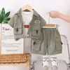 2026 Nuevo Estilo Verano Camisa Lisa para Niños Conjunto de Tres Piezas Ropa de Trabajo Manga Corta Conjunto Casual de Pantalones Cortos para Bebé Venta al por Mayor