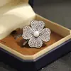 Broche Trevo da Sorte de Quatro Folhas com Design Único, Broche de Alta Qualidade Estilo Chanel para Homens e Mulheres, Acessório para Camisa e Terno