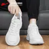 Tenis de tracción para hombre, nuevo modelo primavera 2026, zapatillas de correr de cuero versátiles de suela gruesa para parejas, tenis blancos para hombre ZM