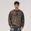 Moletom masculino de manga longa com mangas raglan, três listras na linha do ombro, textura de camurça sintética, design estampado exclusivo, gola redonda, peça versátil