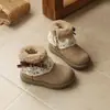 Moda Infantil Dulce Estilo Universitario Felpa Cálida Botas Grandes de Algodón 2025 Invierno Nuevo Suela Suave Engrosada Botas de Nieve Modernas