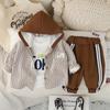 Conjunto de Roupas de Outono para Meninos 2025 Novas Roupas de Bebê Cardigan com Capuz e Mangas Longas de Primavera e Outono Conjunto de Três Peças Dropshipping