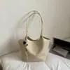 Bolsa de palha tecida estilo coreano, de alta qualidade e grande capacidade, adequada para uso casual, no trabalho e no dia a dia, com um design versátil que pode ser carregada no ombro ou sob o braço.
