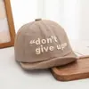 Gorra de béisbol de estilo coreano con bloques de color de colores frescos, gorra versátil con letras para protección solar para estudiantes en primavera y otoño