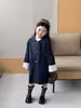 Nova Roupa Infantil Estilo Coreano Outono 2026: Elegante Trench Coat Estilo Britânico com Gola Plissada e Laço para Meninas