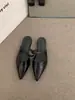 Primer Encuentro con los Mocasines Blancos de Tacón Bajo Estilo Francés para Mujer, Adecuados para Uso en Exteriores, Novedad Verano 2026 Versátiles y Elegantes Diseño Puntiagudo