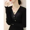 Suéter de tricô casual com decote V, botões cruzados e fenda para mulheres, novo top base super estiloso de outono e inverno com mangas compridas