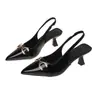 Sandalias de tacón alto de punta para mujer, talla grande, nuevo estilo de verano 2026, tacón fino, cadena metálica transfronteriza, sandalias de punta cerrada estilo europeo y americano