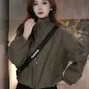Jaqueta curta estilo coreano com gola alta para mulheres, nova coleção outono 2026, corte solto, versátil, modeladora, top moderno e estiloso para este ano