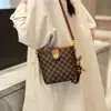 Bolso Cubo Vintage de Gama Alta para Mujer, Bolso de Hombro/Cruzado de Moda y Versátil con Colgante, Nuevo Bolso de Lujo de Nicho 2026