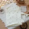 Manta envolvente de tela arrugada de cuatro capas al por mayor para primavera y verano, estilo delgado para bebés recién nacidos, producto para bebé cómodo y transpirable, toalla de baño, Clase A