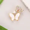 Moda Broche de Mariposa Blanca Fritillaria Insecto Lujo Ligero Exquisito Temperamento Sentido Avanzado Accesorios de Ropa Sencillos Pin Regalo
