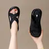 Sandalias antideslizantes ligeras y elegantes de suela blanda para mujer, nuevas zapatillas versátiles de verano 2026, zapatos de playa cómodos de suela plana