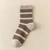Meias Listradas Bordadas da Moda para Mulheres, Meias de Cano Médio para Primavera e Verão, Estilo Celebridade da Internet, Estilo Esportivo Personalizado, Meias Largas Estilo Japonês Ins para Outono e Inverno