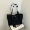 Bolsa de mano tipo tote casual de nailon estilo japonés en bloques de color, fabricante mayorista, nueva moda 2026, bolsa ligera para llevar en la mano y cruzada