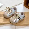 Zapatos de Patinaje Nuevos para Niños Primavera y Otoño Niños y Niñas Suela Suave Antideslizantes Punta Reforzada Estrella Zapatos Blancos Zapatos para Caminar de Bebé