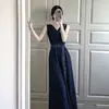A principios de verano, el minivestido entallado a la cintura es especialmente bonito y tiene un aire de alta gama.. Es Perfecto para unas Vacaciones en la Playa y Tiene un Encanto Chic de Estilo Francés
