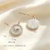 Cobre bañado en oro de 18 quilates, fuerte retención del color, colgante redondo simple en forma de corazón, materiales para accesorios de joyería hechos a mano DIY para pendientes y collares