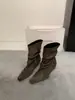 Botas de tornozelo estilo francês para outono e inverno para mulheres, com um design sofisticado e retrô, apresentando cabedal em camurça, bico quadrado, detalhes plissados e uma bota de moda versátil de salto fino, adequada para o trajeto diário.