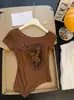 Camiseta versátil de manga corta con estampado, estilo chica hot americana de un solo hombro, dulce y fresca, para mujer, nuevo top irregular ajustado, moderno
