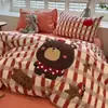 Conjunto fofo de desenho animado de algodão espessado escovado de quatro peças, capa de edredom de algodão puro bordada quente de inverno, lençol, roupa de cama